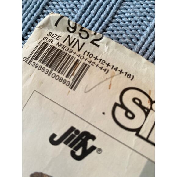 Simplicity sewing pattern  7952 knit top pant short - Picture 2 of 5